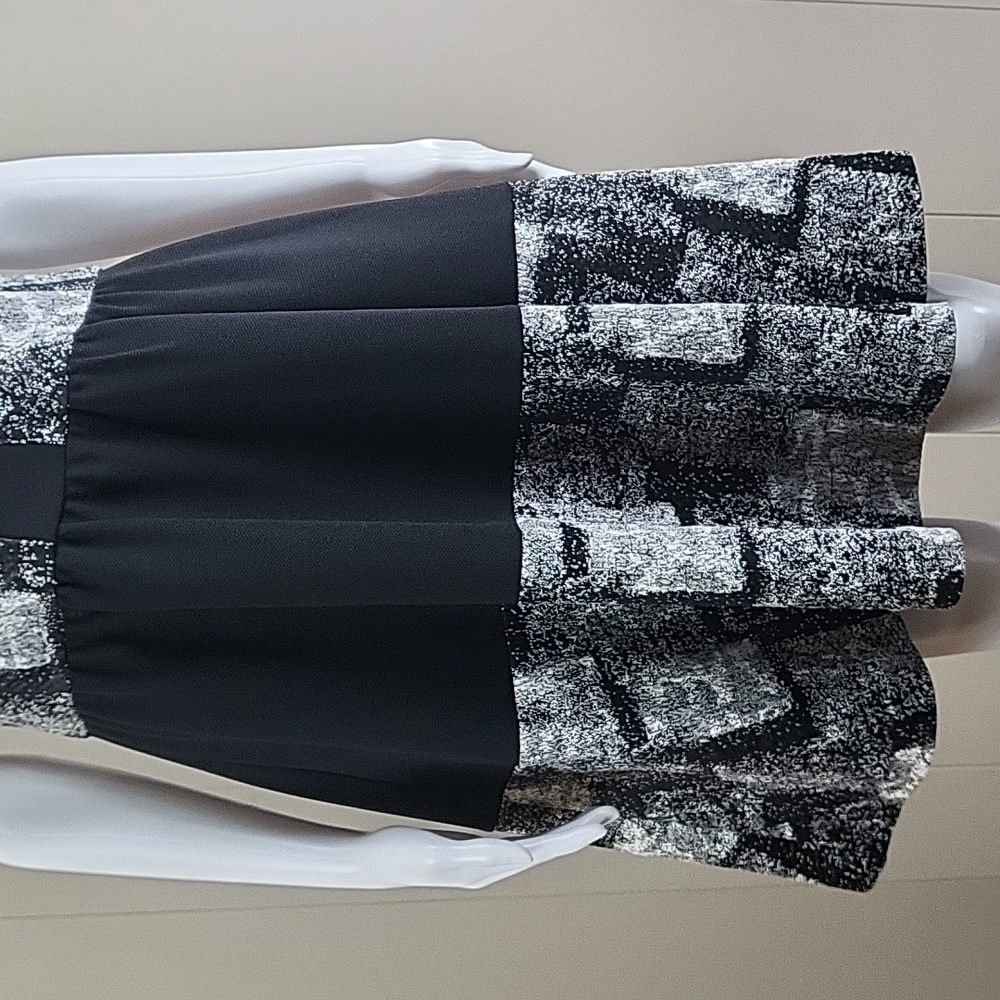 Betsey Johnson Black White Abstract Textured Short Sleeve Fit & Flare Dress - Picture 5 of 16